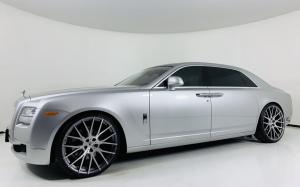 Rolls-Royce Ghost Jubilee Silver on Forgiato Wheels (FLOW 001) 2019 года